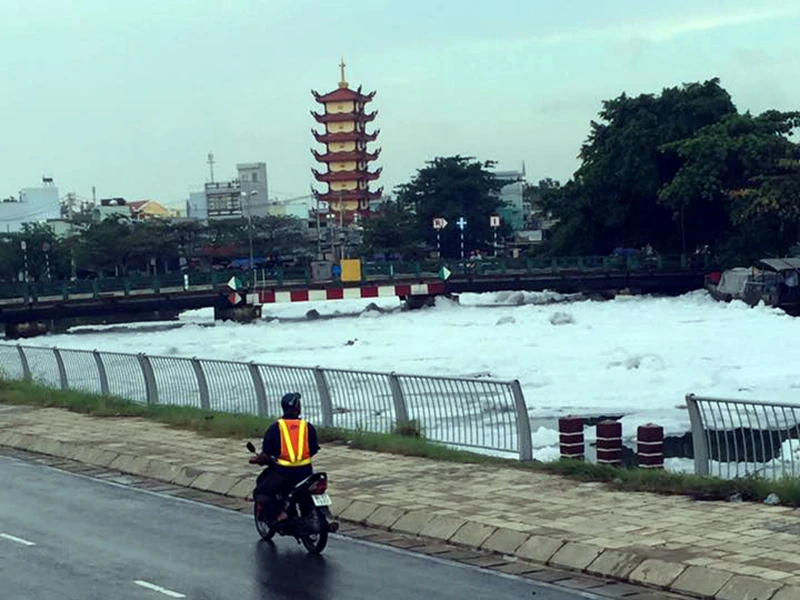 Bọt trắng nổi như "băng tuyết" trên rạch Ruột Ngựa đoạn giao với kênh Lò Gốm.